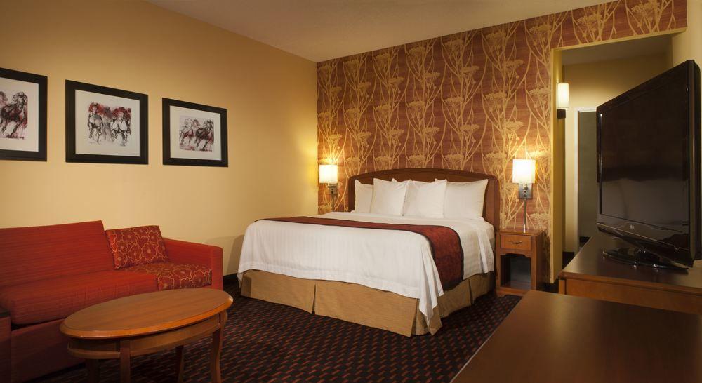 Courtyard Louisville Airport Экстерьер фото