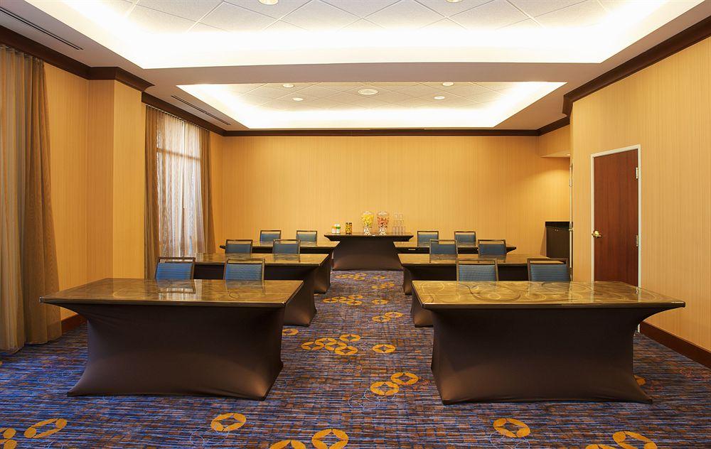 Courtyard Louisville Airport Экстерьер фото