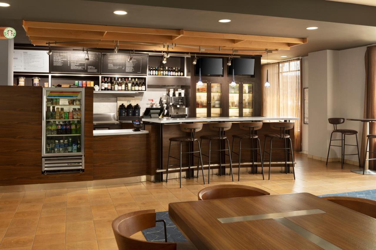 Courtyard Louisville Airport Экстерьер фото