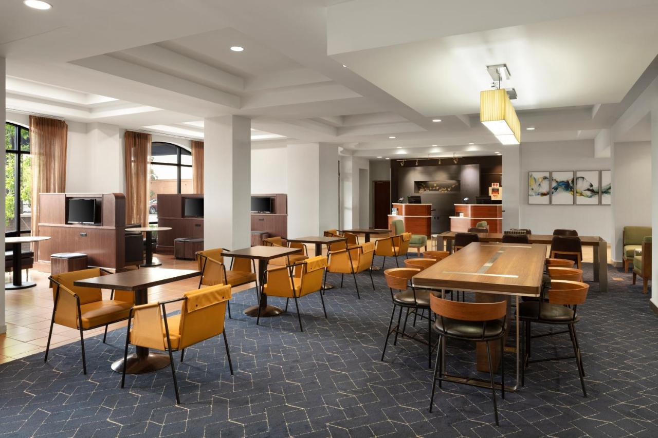Courtyard Louisville Airport Экстерьер фото