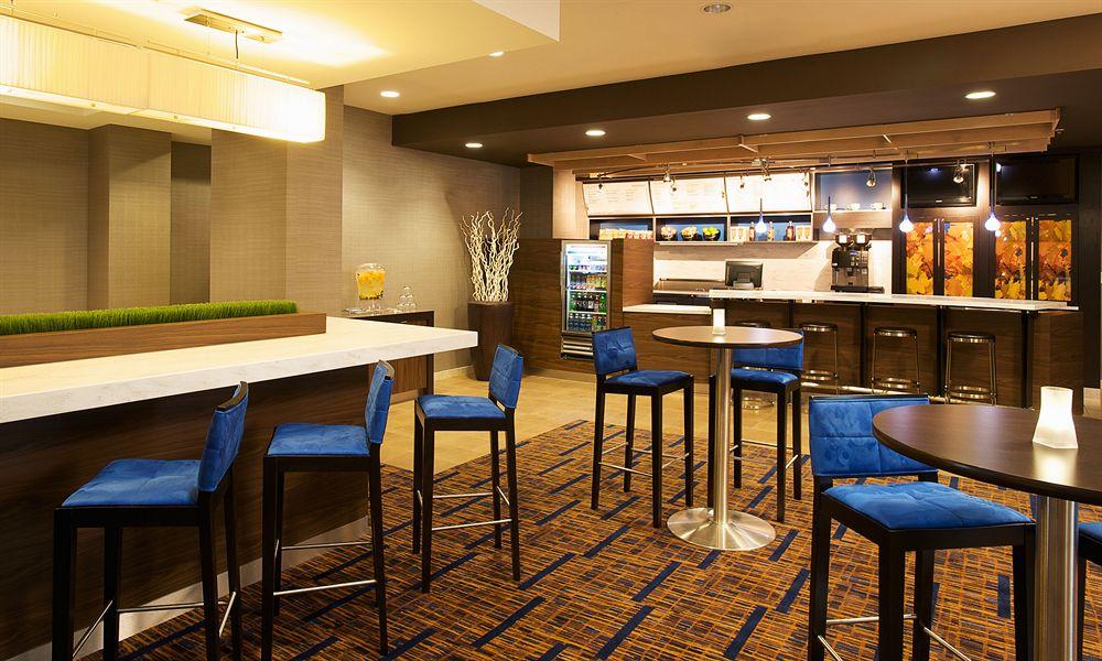 Courtyard Louisville Airport Экстерьер фото