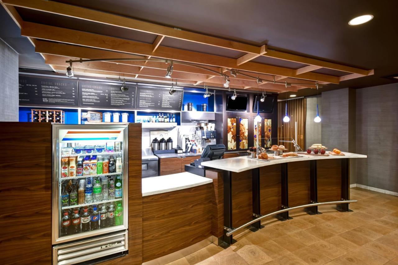 Courtyard Louisville Airport Экстерьер фото