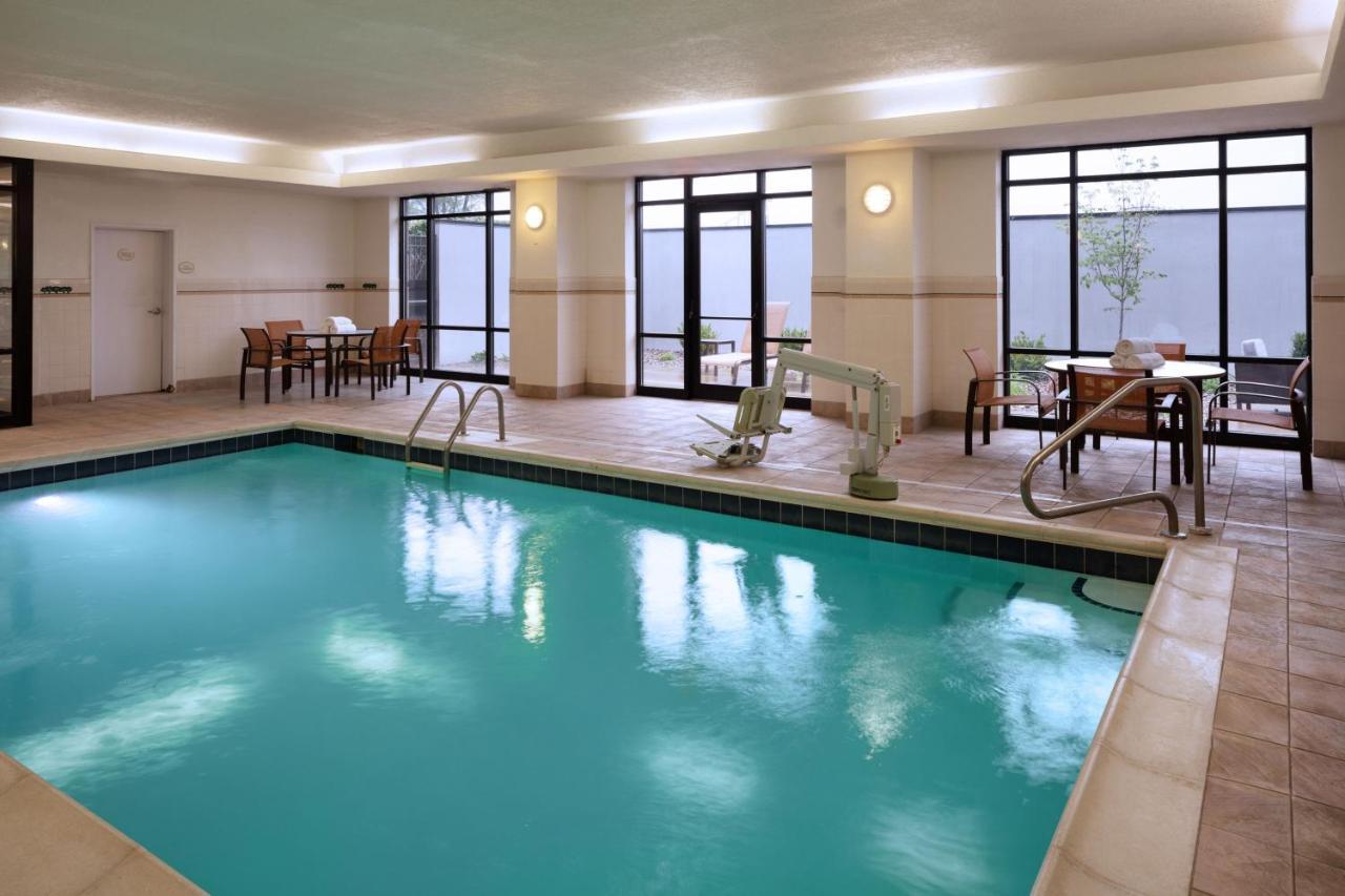 Courtyard Louisville Airport Экстерьер фото