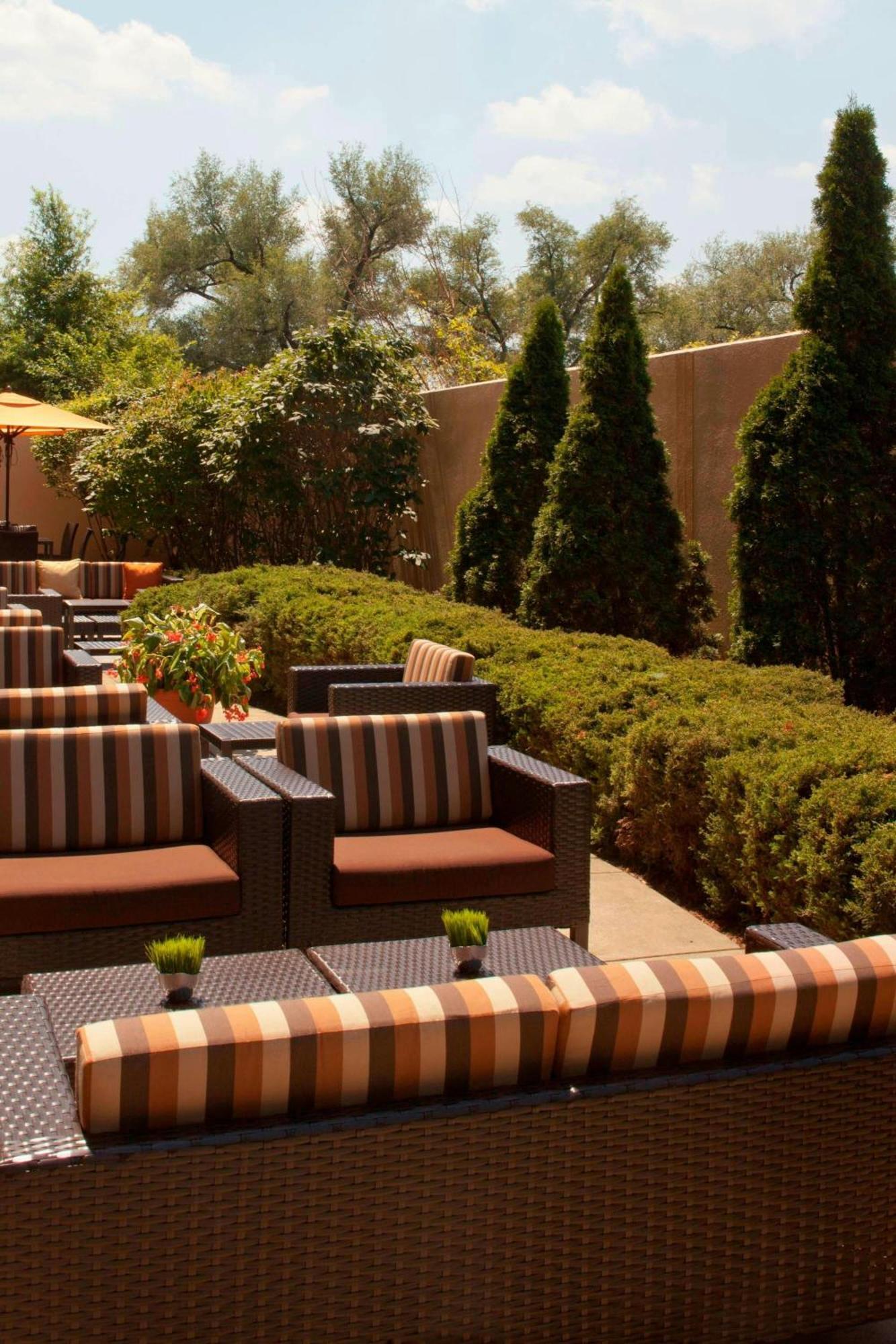 Courtyard Louisville Airport Экстерьер фото