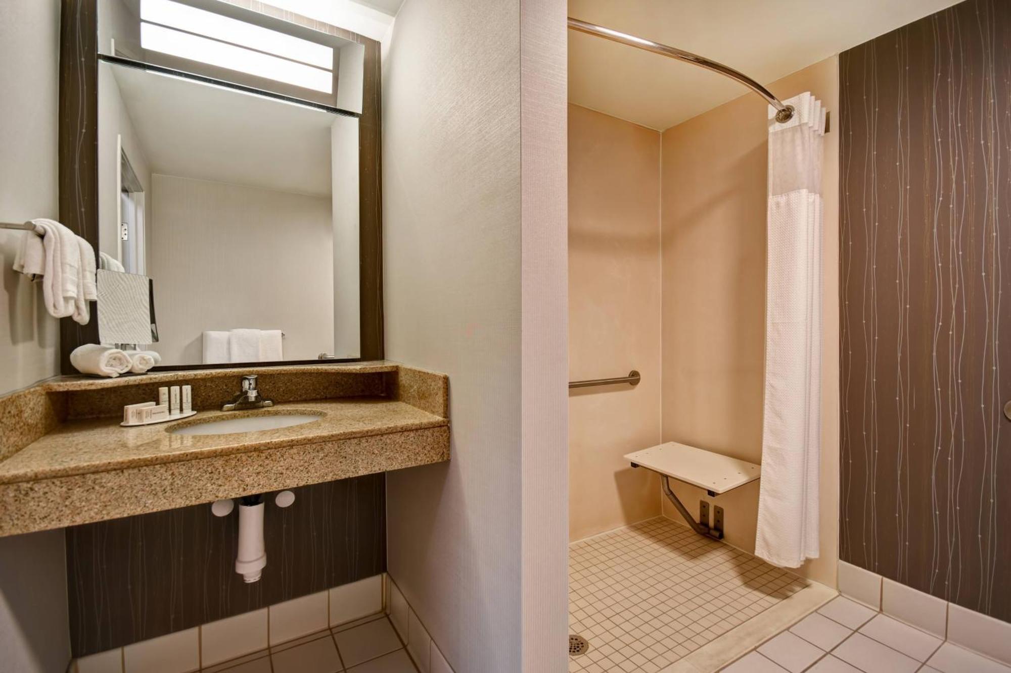 Courtyard Louisville Airport Экстерьер фото