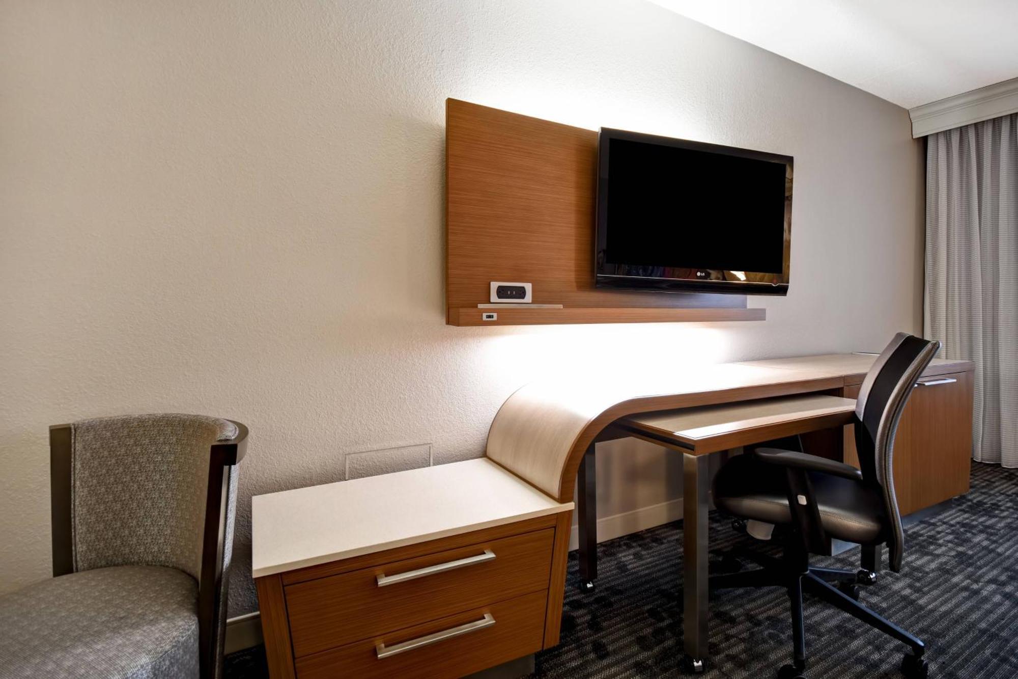 Courtyard Louisville Airport Экстерьер фото