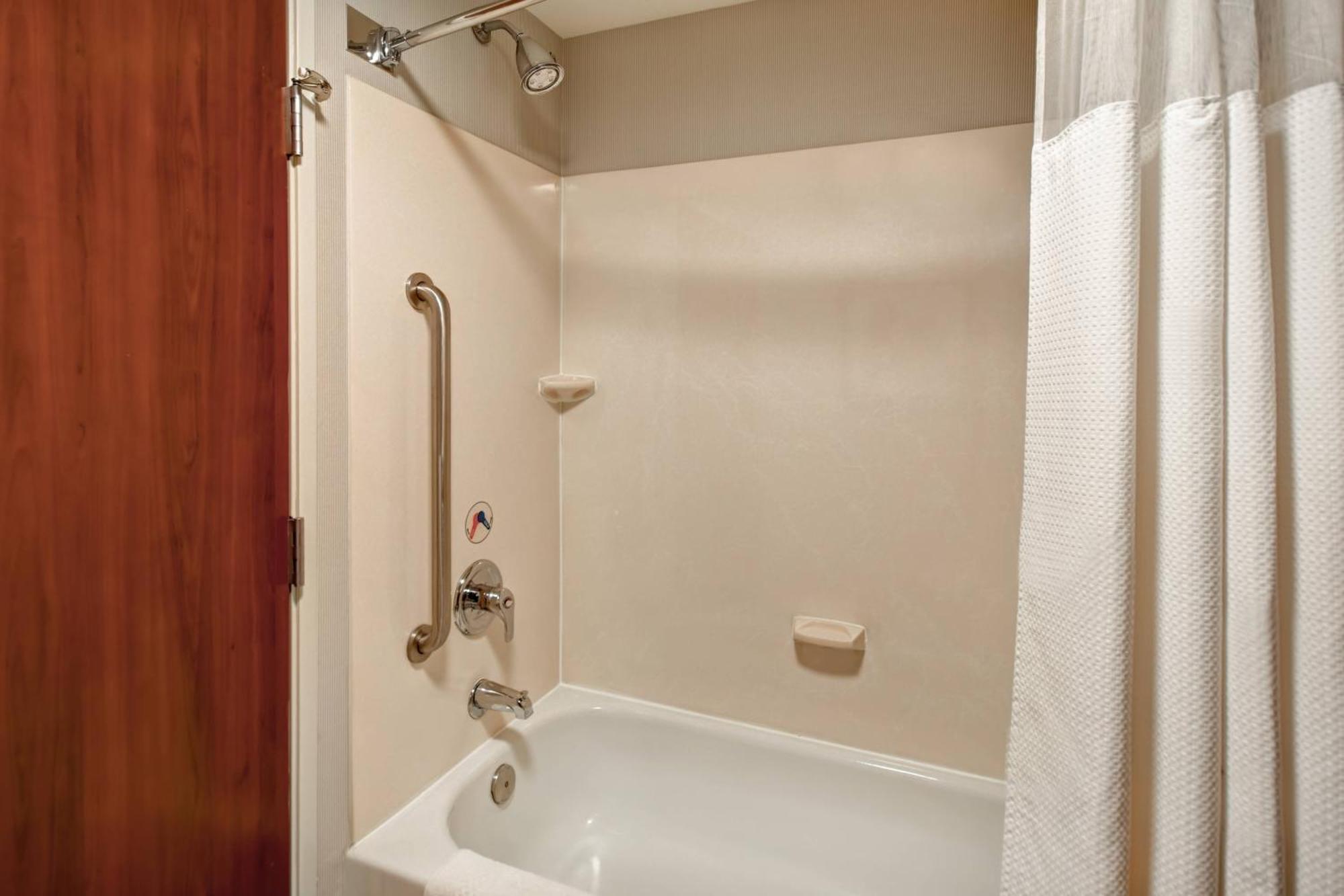Courtyard Louisville Airport Экстерьер фото