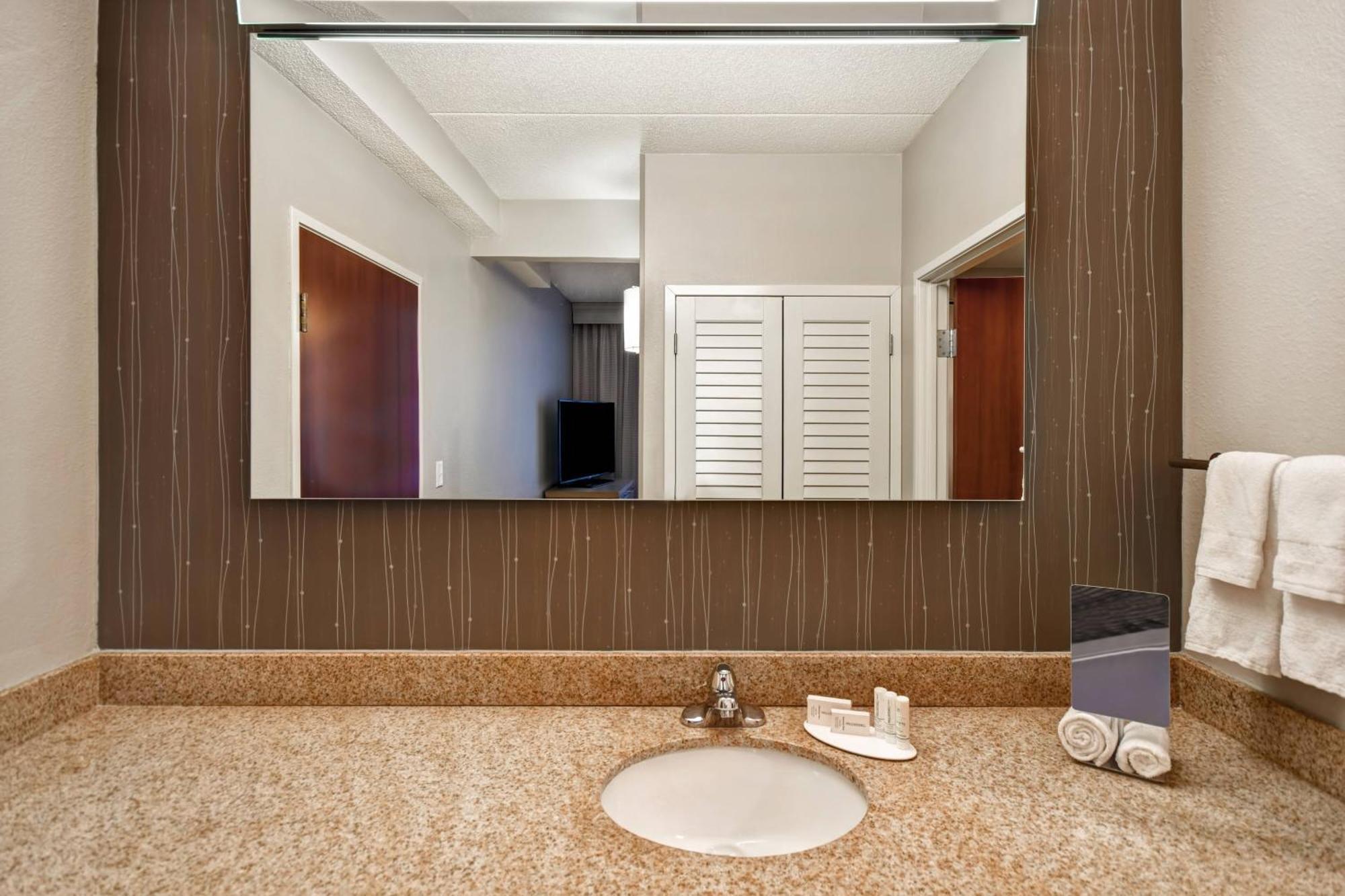 Courtyard Louisville Airport Экстерьер фото