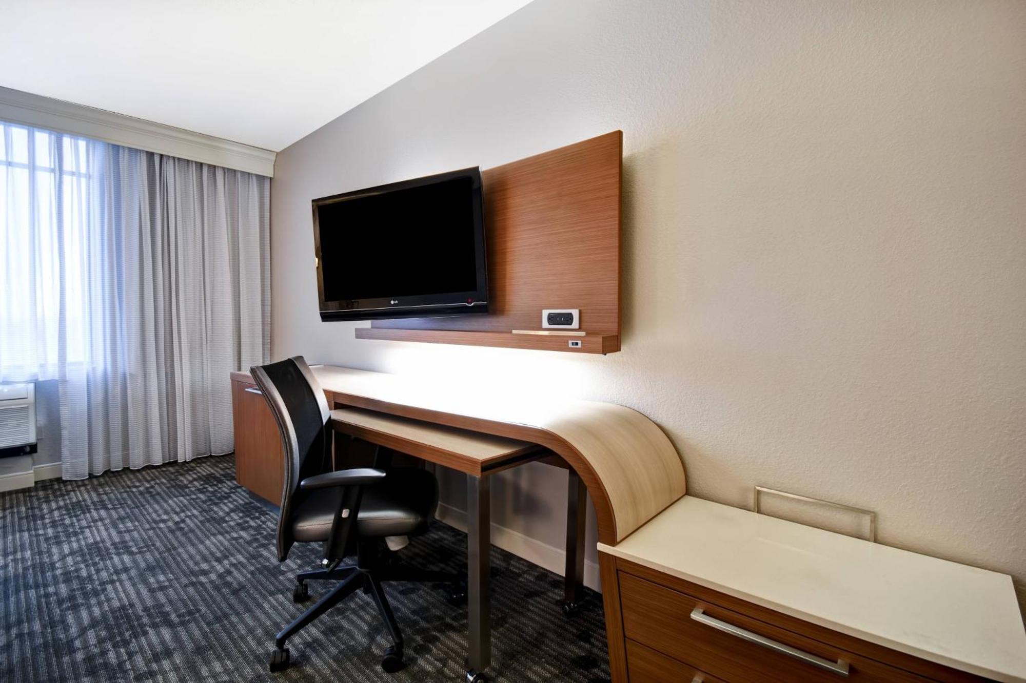 Courtyard Louisville Airport Экстерьер фото