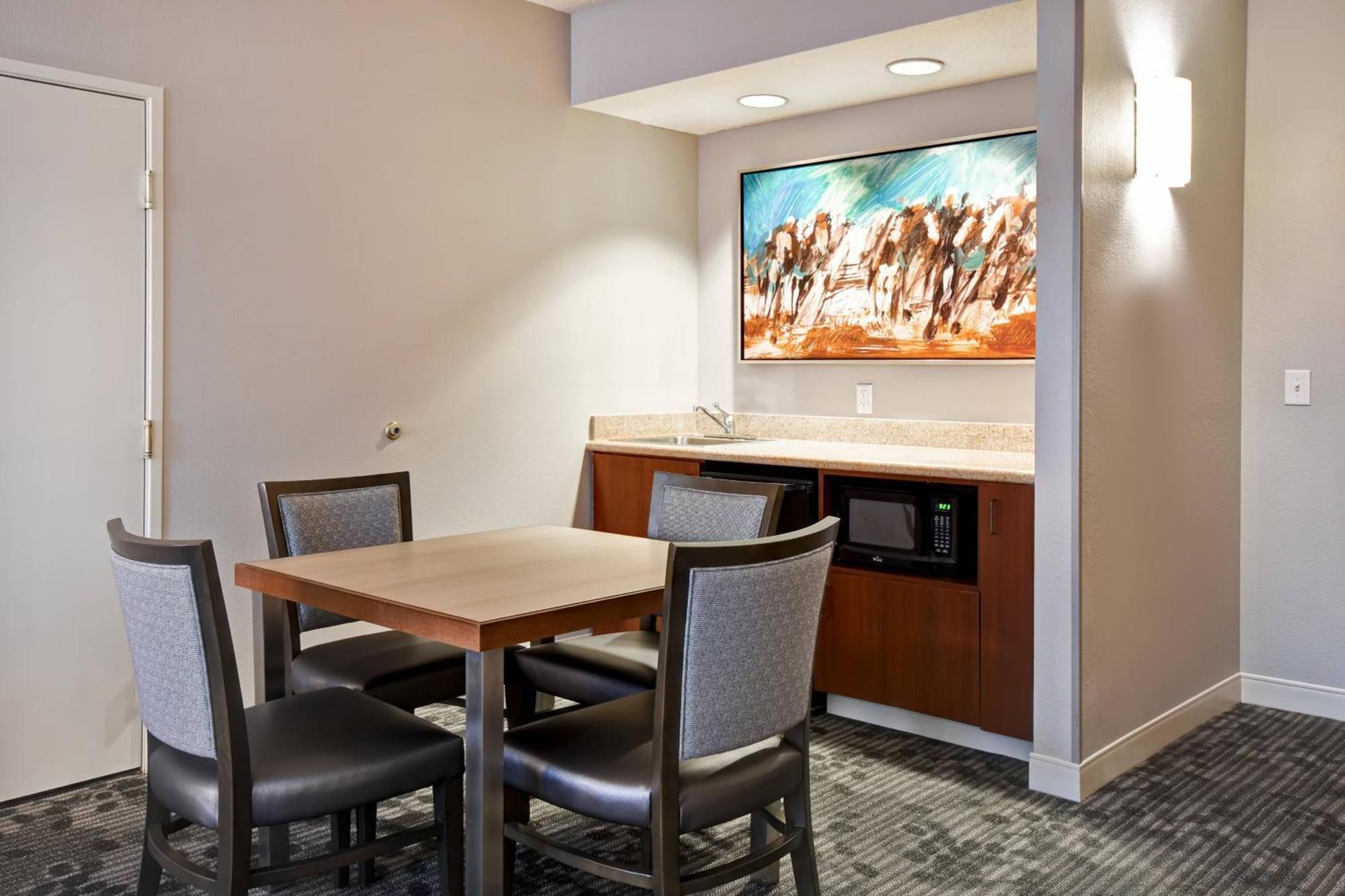 Courtyard Louisville Airport Экстерьер фото