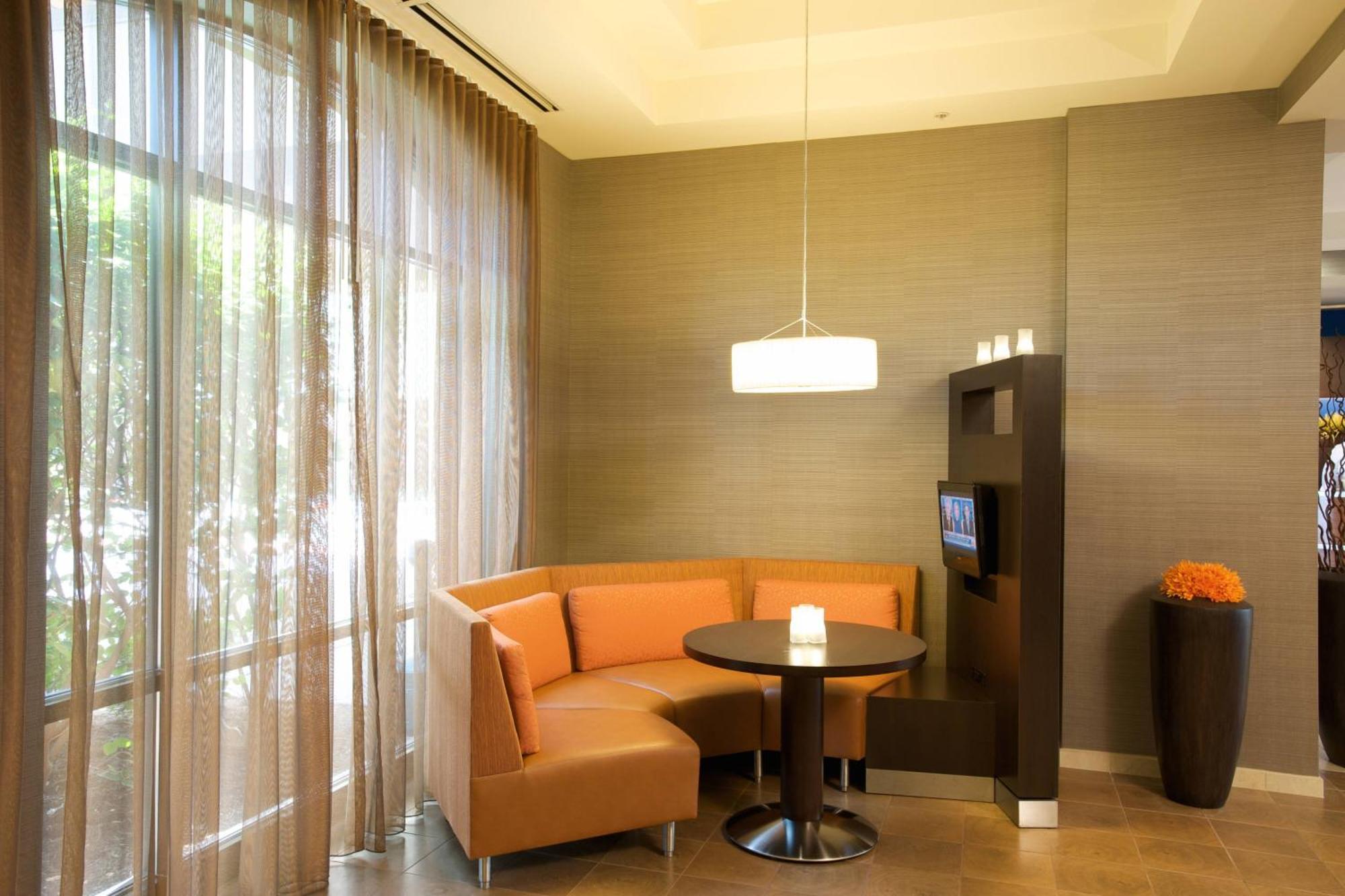 Courtyard Louisville Airport Экстерьер фото